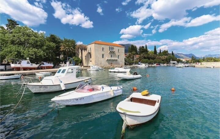 Spacious Apartment Close To The Sea In Kastel Luksic Kastela Exterior photo