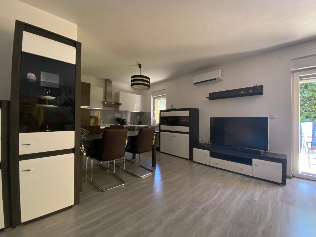 Spacious Apartment Close To The Sea In Kastel Luksic Kastela Exterior photo
