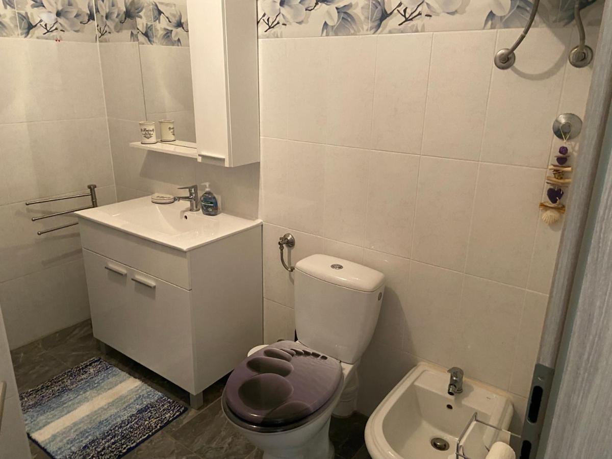 Spacious Apartment Close To The Sea In Kastel Luksic Kastela Exterior photo