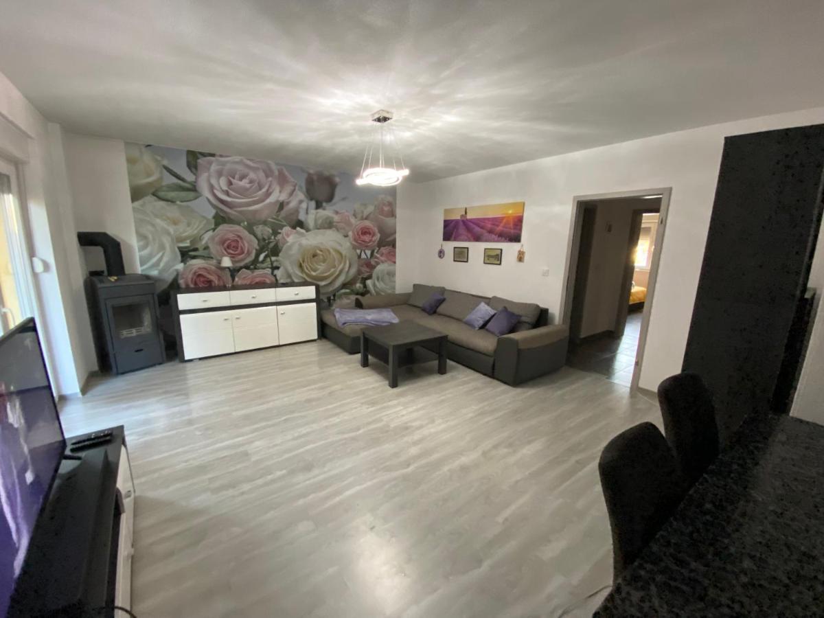 Spacious Apartment Close To The Sea In Kastel Luksic Kastela Exterior photo