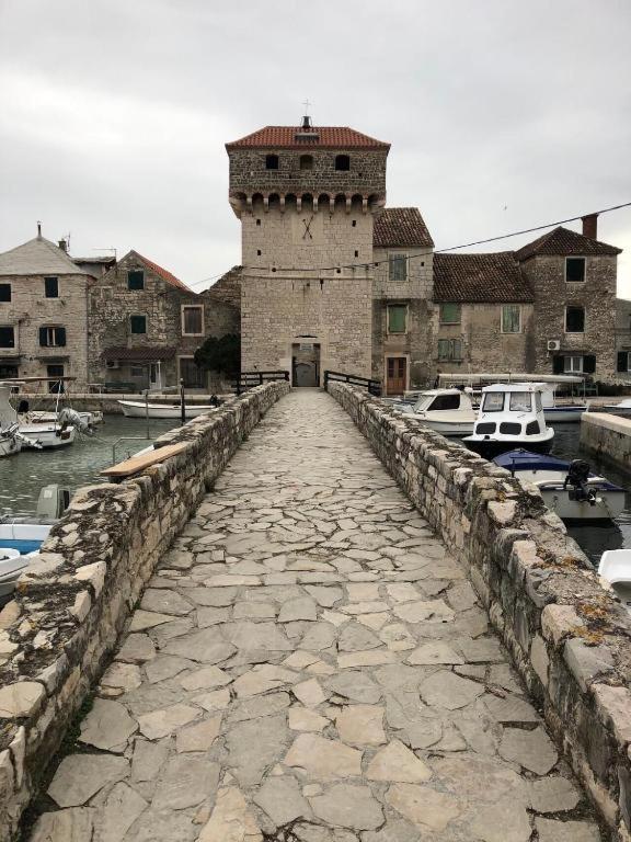 Spacious Apartment Close To The Sea In Kastel Luksic Kastela Exterior photo