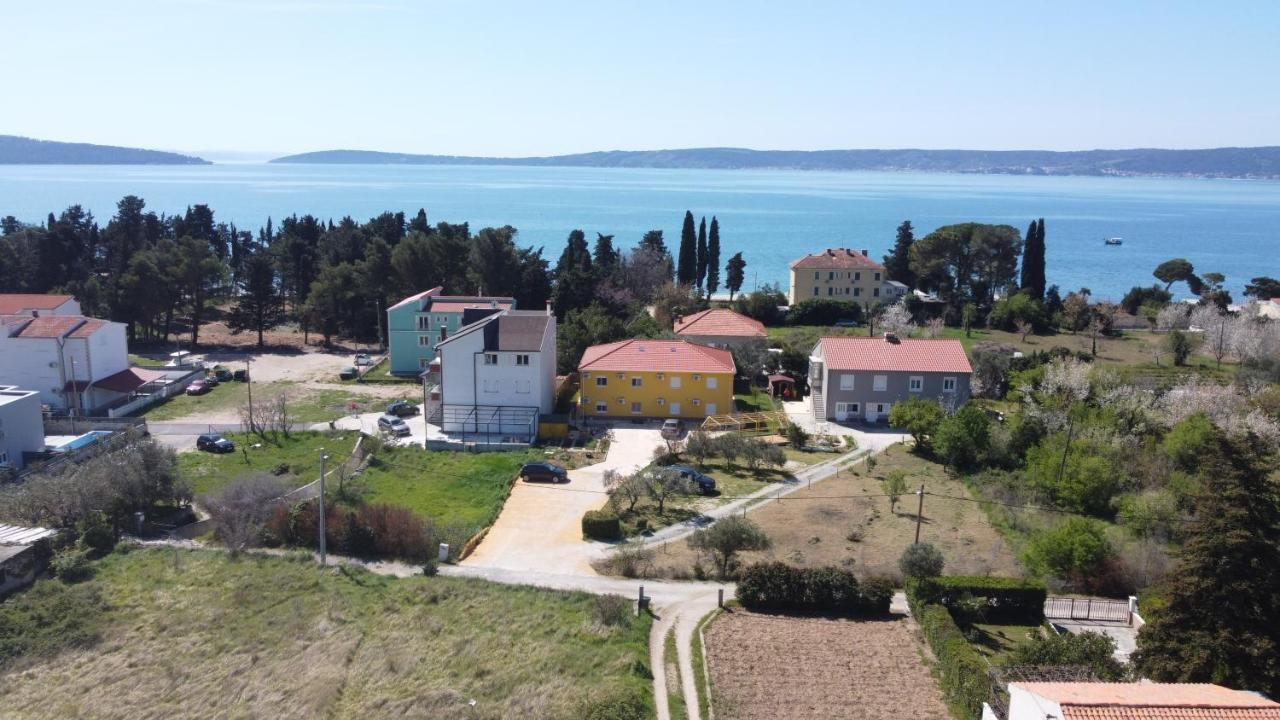 Spacious Apartment Close To The Sea In Kastel Luksic Kastela Exterior photo