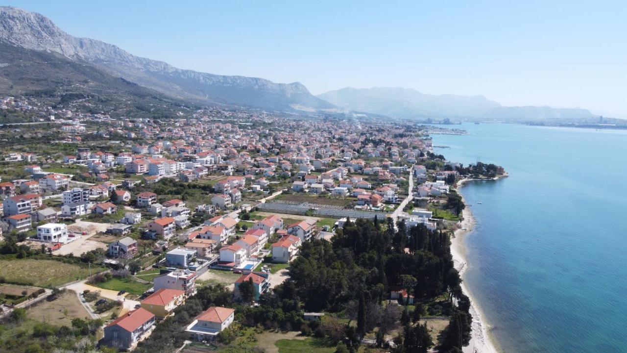 Spacious Apartment Close To The Sea In Kastel Luksic Kastela Exterior photo