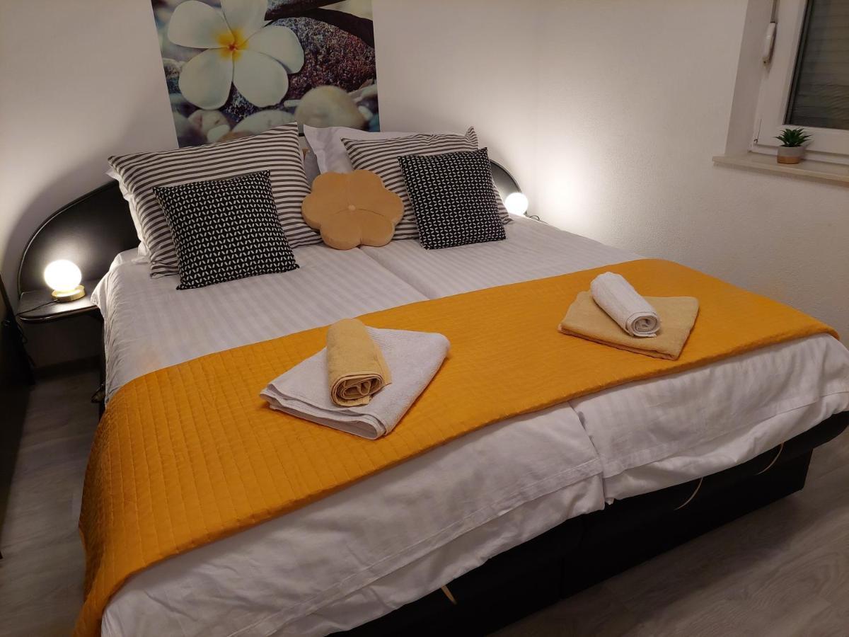 Spacious Apartment Close To The Sea In Kastel Luksic Kastela Exterior photo