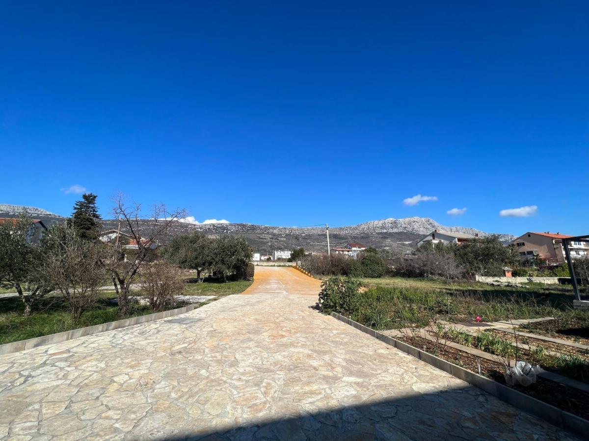 Spacious Apartment Close To The Sea In Kastel Luksic Kastela Exterior photo