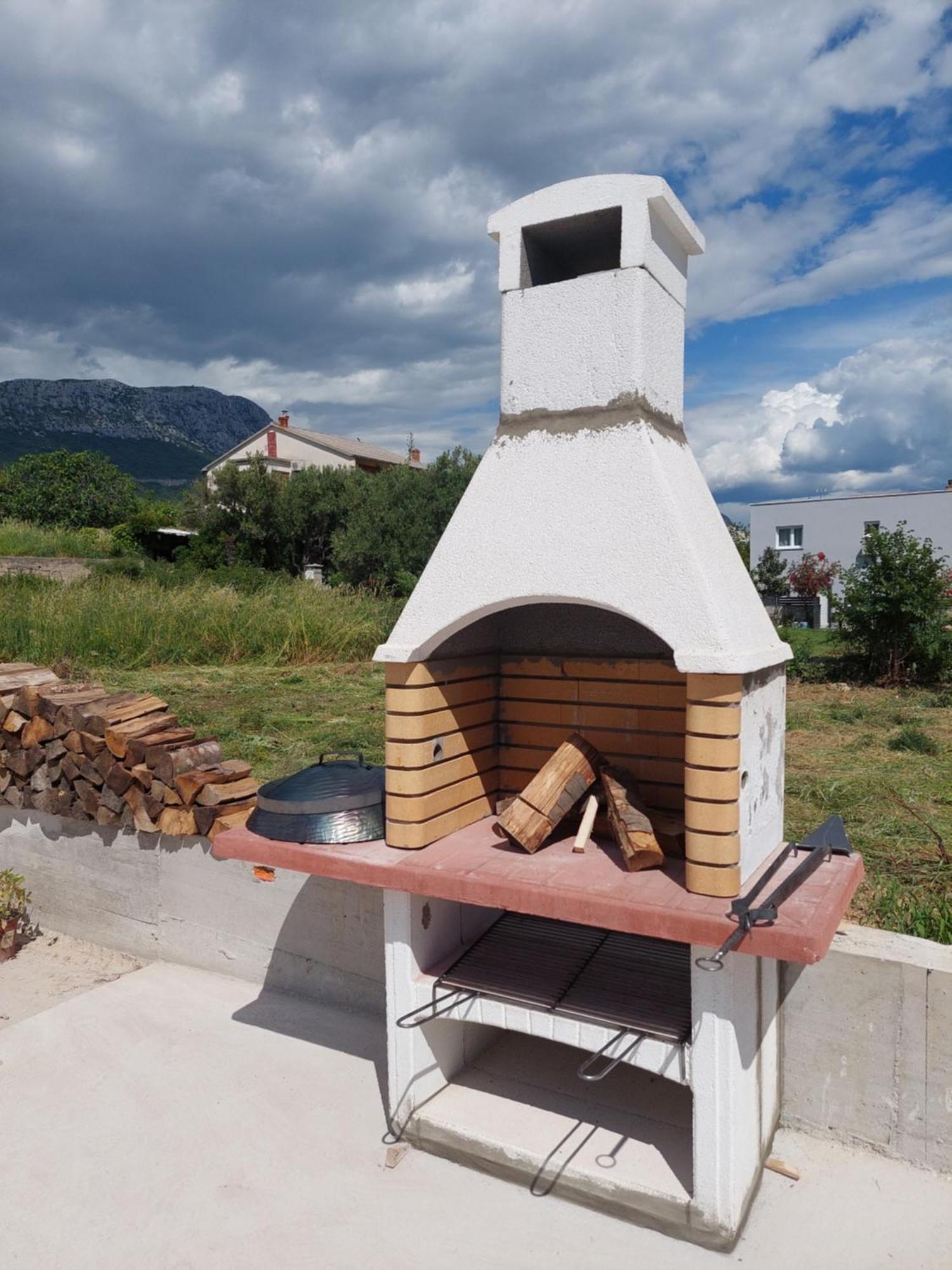 Spacious Apartment Close To The Sea In Kastel Luksic Kastela Exterior photo